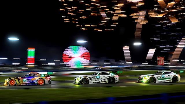 Drei Mercedes-AMG GTs mit Feuerwerk im Hintergrund