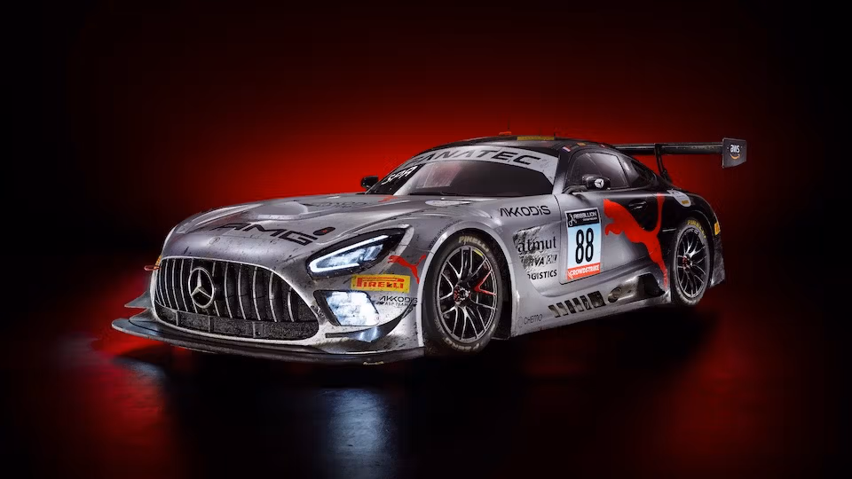 Mercedes-AMG GT Rennfahrzeug vor schwarz-rotem Hintergrund.