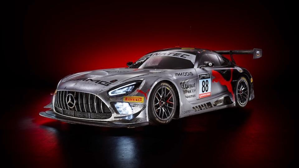Mercedes-AMG GT Rennfahrzeug vor schwarz-rotem Hintergrund.