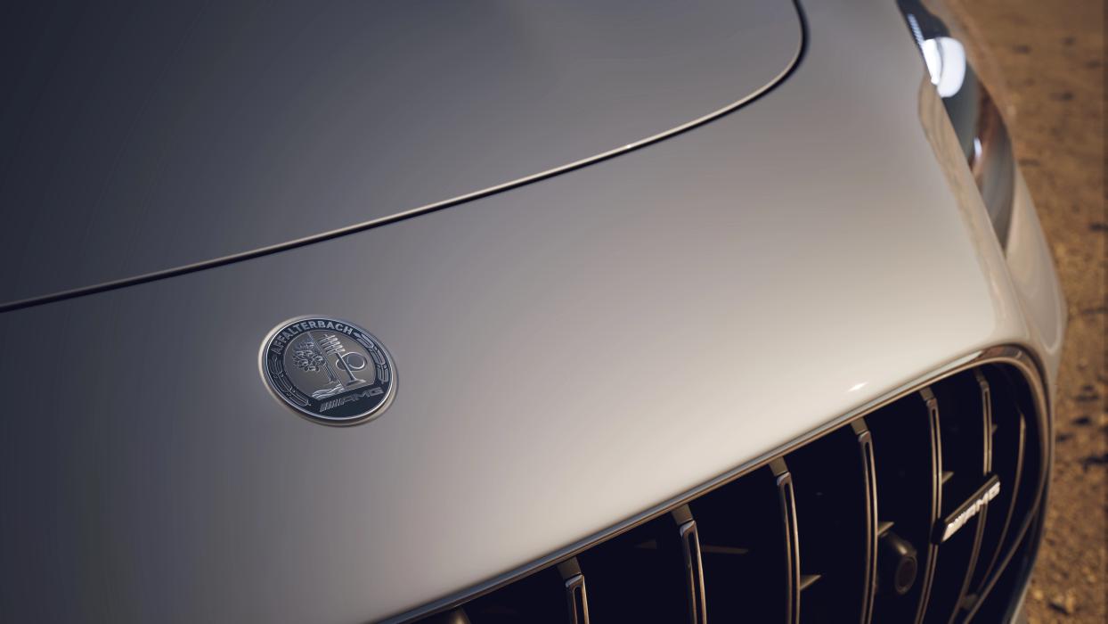AMG-Siegel auf der Motorhaube eines Mercedes-AMG GT 63 Coupé