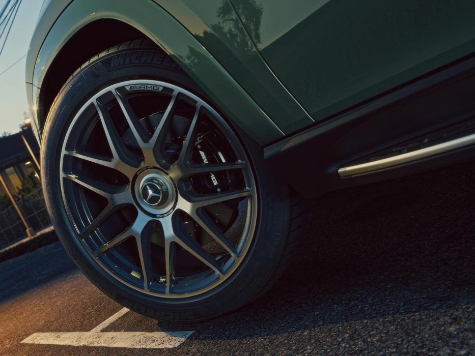Close-up of the mudguard and wheel