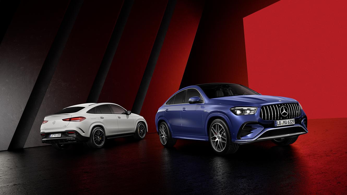 Ein Mercedes-AMG GLE 63 S Coupé und ein Mercedes-AMG GLE 53 Coupé stehen im Showroom nebeneinander.