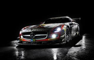 Mercedes-AMG GT auf schwarzem Hintergrund