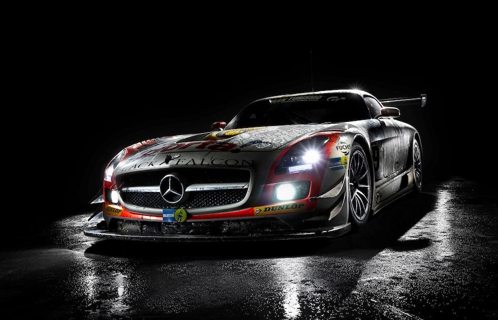 Mercedes-AMG GT auf schwarzem Hintergrund