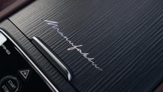 Der MANUFAKTUR Schriftzug auf der MIttelkonsole eines Mercedes-AMGs.