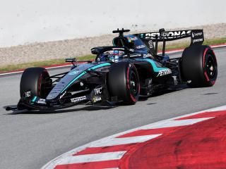 Der Mercedes-AMG F1 W17 E PERFORMANCE von der Seite.